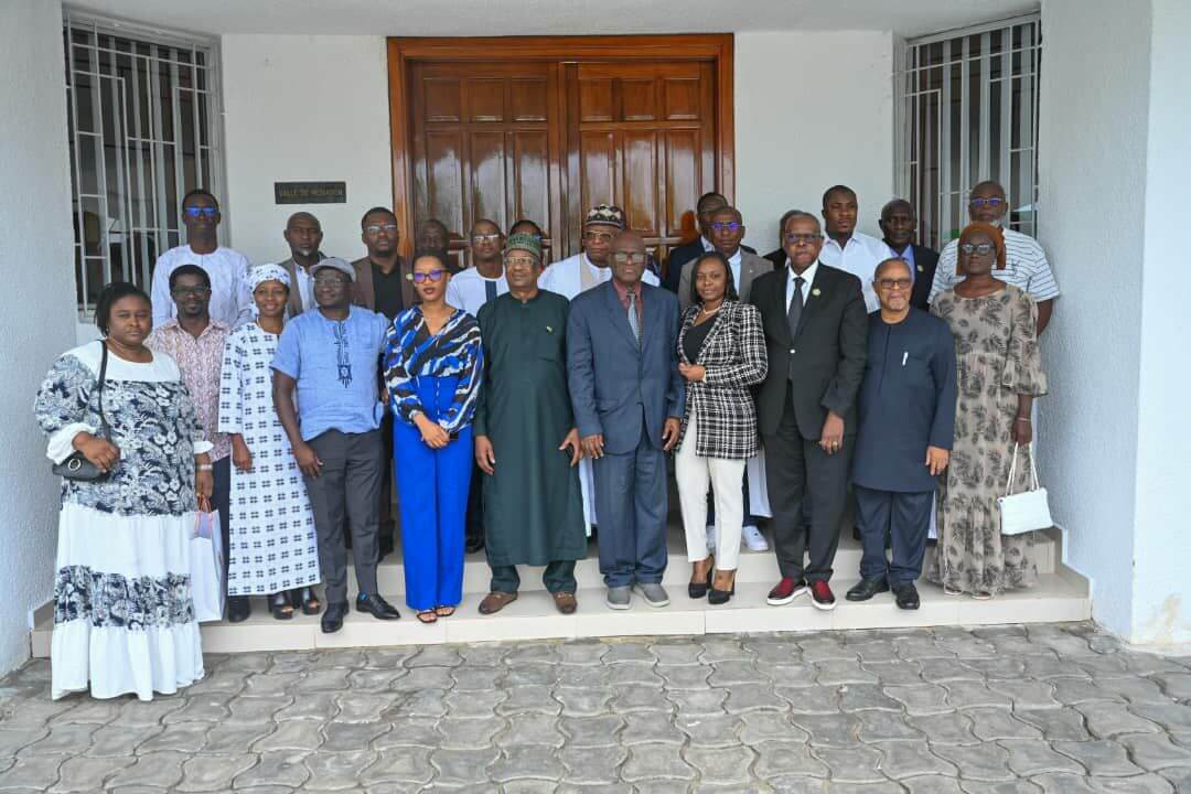 Photo de Famille de la délégation de la WAAPAC avec les représentants de l'Institution de Médiation