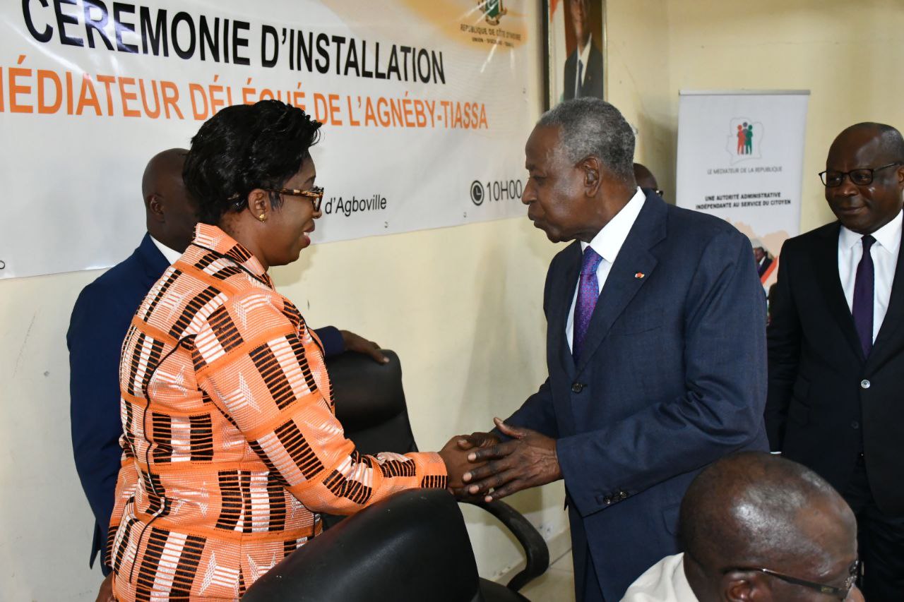 Monsieur le Médiateur de la République, Adama TOUNGARA félicitant la nouvelle Médiatrice Déléguée de la Région de l'Agneby-Tiassa,  Madame KOFFI Ahou Marie Chantale Épse KOUAMÉ.
