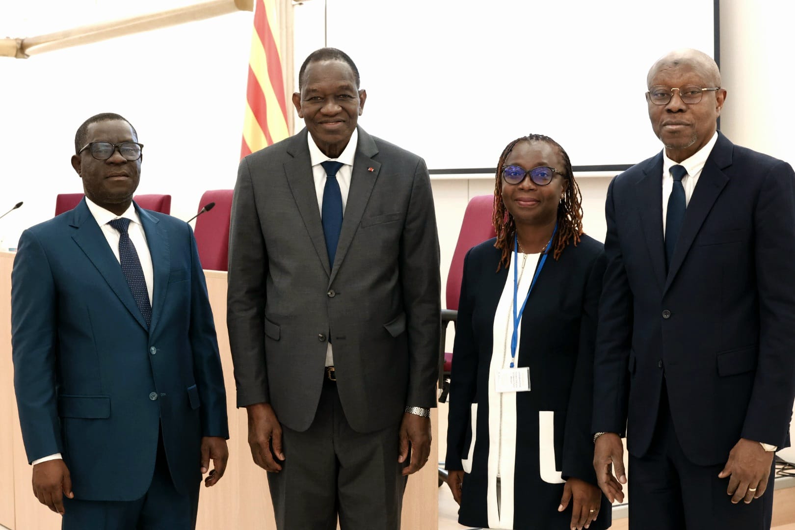 De la Gauche vers la  droite à M. WAWA Kouadio Georges, Ministre Conseiller à L' Ambassade de Côte d'Ivoire près le Royaume d'Espagne, le Médiateur de la République, Monsieur Gaoussou TOURÉ, le Directeur des Rélations Extérieures, Mme Prisca N'GBESSO MIEZAN, l'Ambassadeur de la République de Côte d'Ivoire près le Royaume d'Espagne S.E.M Kouadio Jean Roger BOUAFFO.