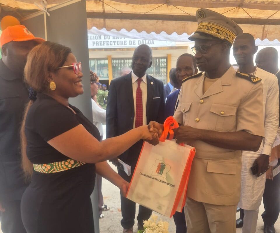 Miss Audrey Womblegnon remettant un présent au secretaire général 2 de la Prefecture de Daloa, M. TOURE