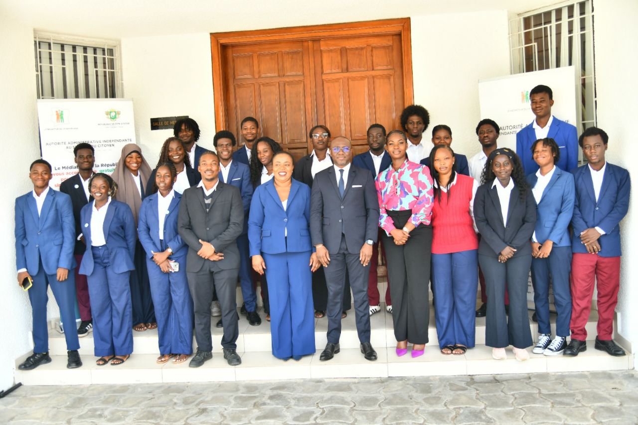 la Photo d'ensemble des responsables de l'Institution le Médiateur de la République et les Etudiants de Swiss UMEF University Campus d'Abidjan.